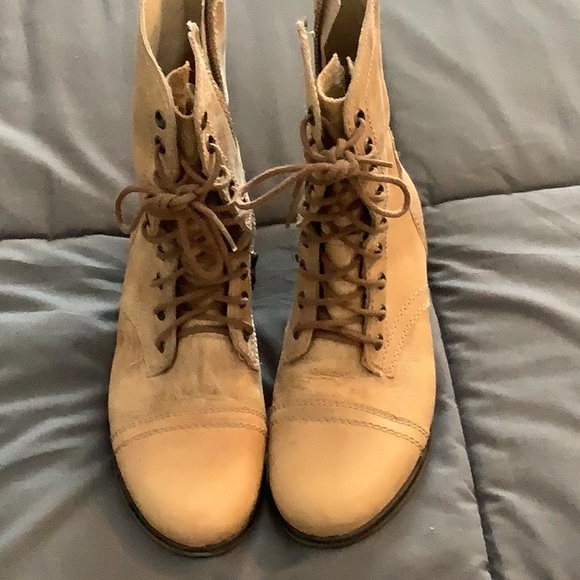 These are womens Combat boots. - Picture 2 of 2